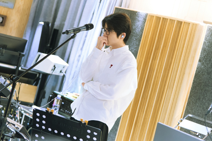 超级期待音乐节上张新成的表演，他那富有感染力的歌声，肯定能把现场变成欢乐海洋！ 