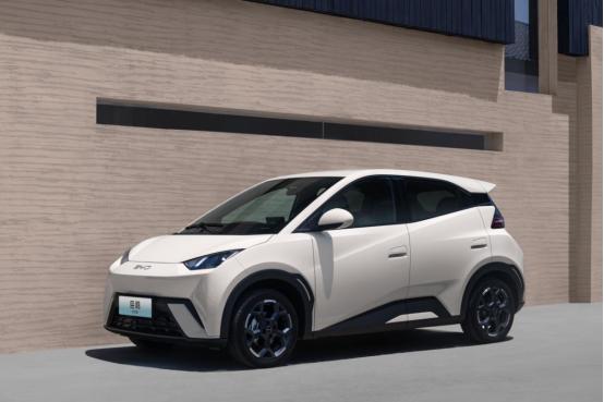 2025款305KM自由版，提车不久，厂家便推出新款车型，配置更高，价格更便宜。