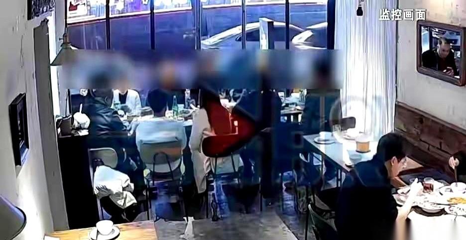 十个人，一桌饭，1262块钱。
最后结账的时候，饭局的主角，那个过生日的哥们儿，