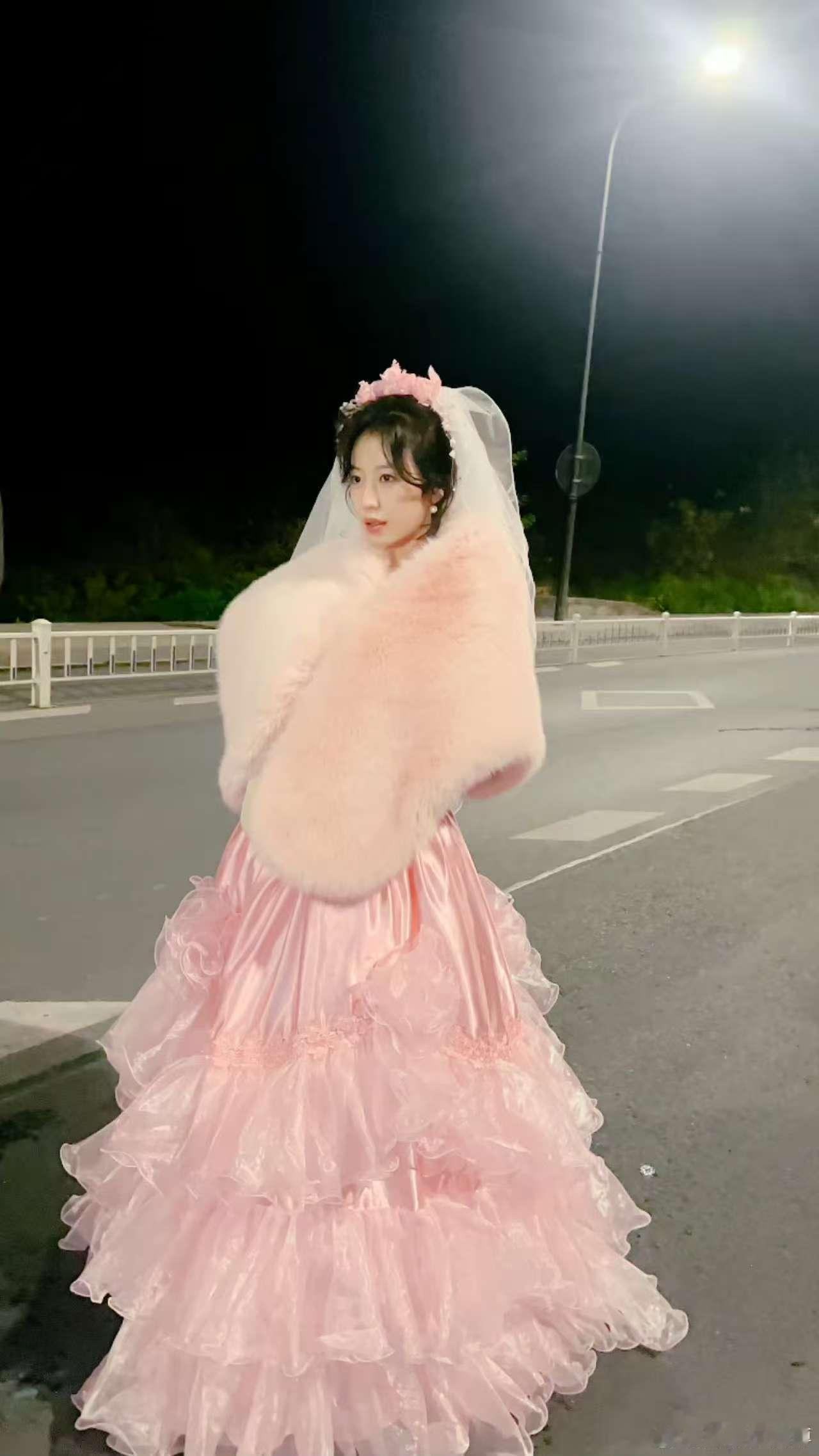 周雨彤复古婚纱造型   真的是很喜欢这一次在《180天重启计划》周雨彤复古婚纱造