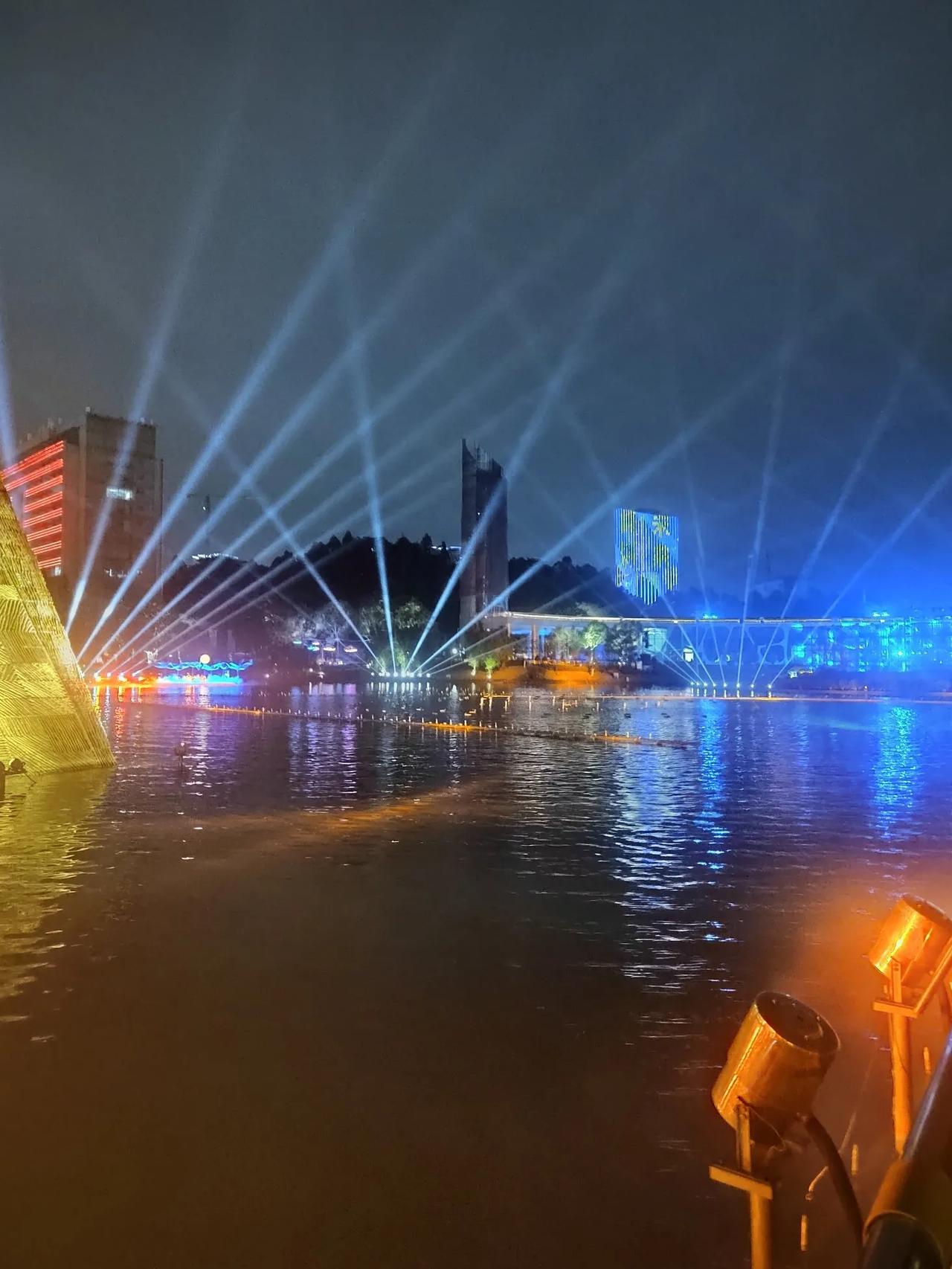 今夜的黄埔，
因为灯光的梦幻，
让人更有些舍不得。