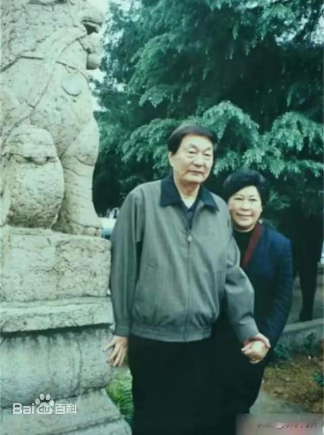 五十余载相濡以沫，岁月流转恩爱如初。
一生清正坦荡，堪称国之楷模。
世间难得同心