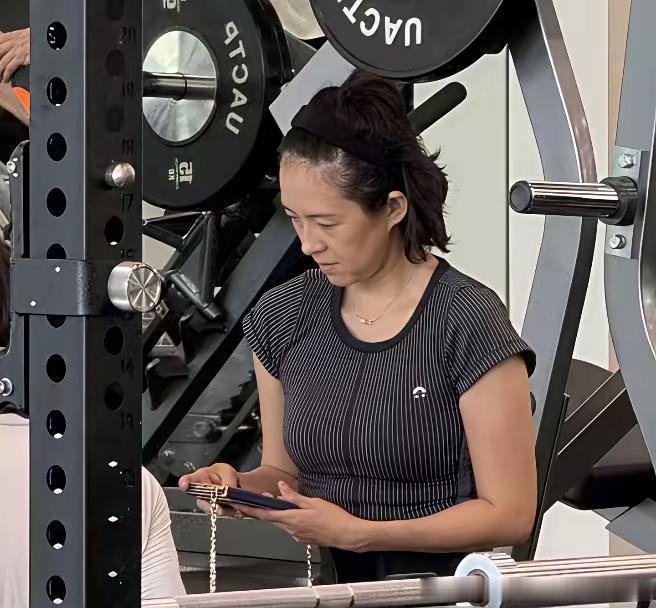 47岁章子怡和两个孩子现身河北阿那亚过暑假，她在健身房被偶遇，脸部素颜，整个人看