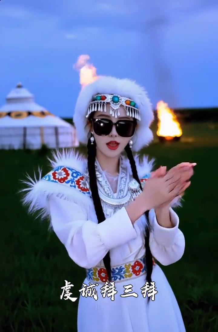 我们这的憋佬仔脖子上喜欢挂玉牌，香炉供台上摆，长大才开白黄牌。虔诚抖三样，钱包里