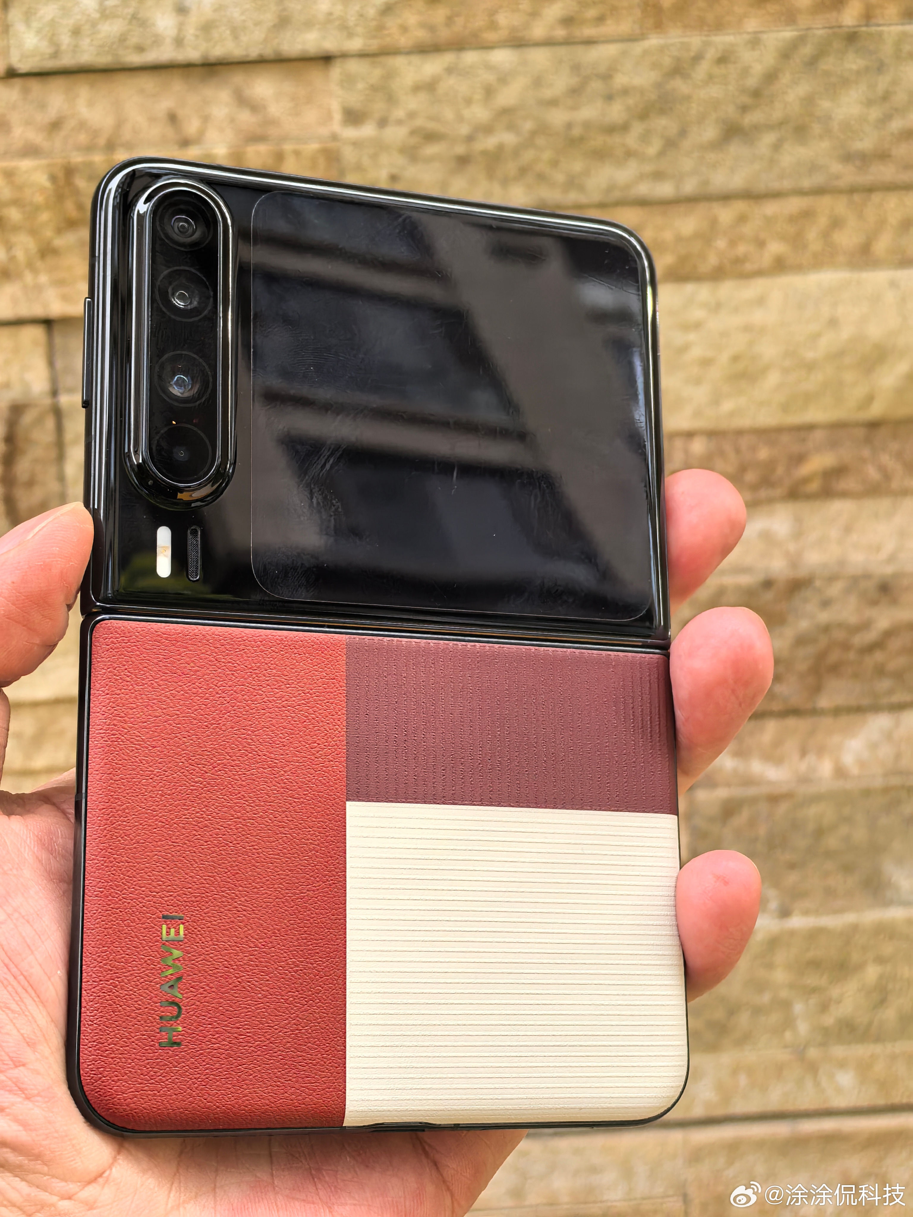 又忍不住把Pura X翻出来用用，阔折叠这个视野&形态和普通手机相比还是太不一样