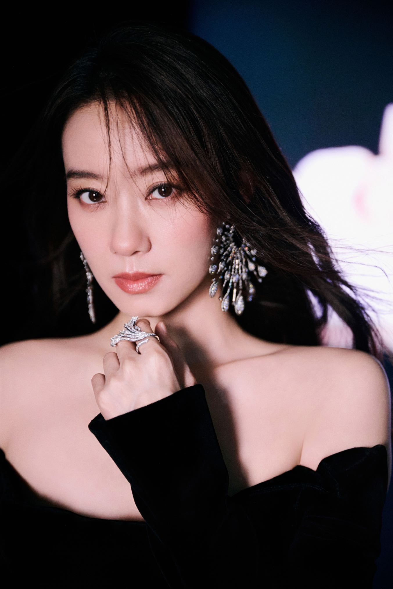 张小斐妖冶又清冷好看，太喜欢了，超有女人味～[馋嘴] ​​​