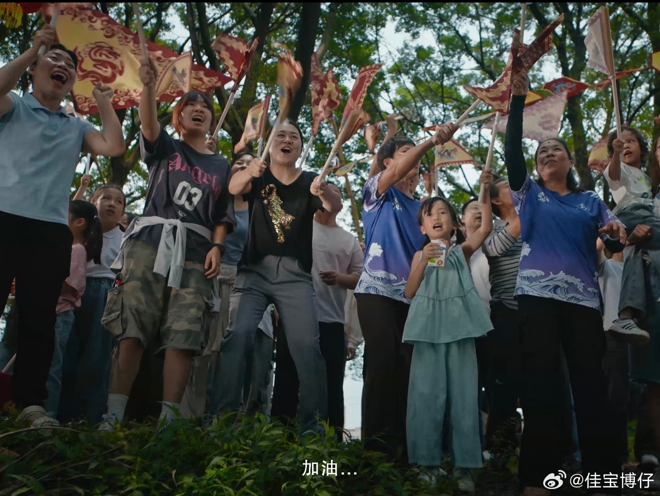 龙舟赛是广东人最鲜活的一集别再说传统习俗过时啦，广东用龙舟赛证明民俗有多鲜活，从