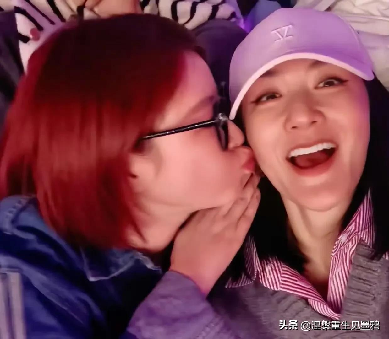 谢娜在张杰演唱会上左拥右抱，亲完杜华又亲秦岚，场面温馨又欢快。
张杰的歌声在演唱