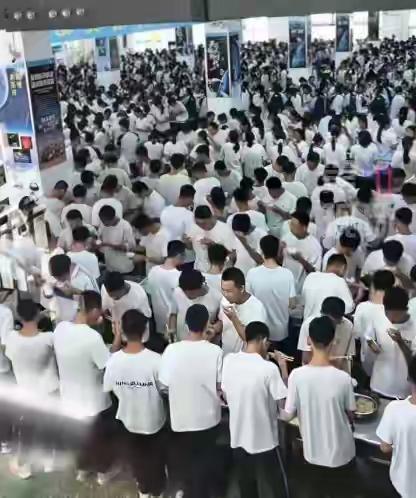 山东聊城某学校，食堂没有座椅，学生吃饭都是站着，有人问起来，学校振振有词，一直都