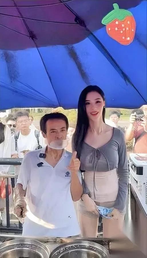 现在蹭流量都玩到摊位里了？

最近火得不行的鸡排哥，摊位前又来“显眼包”——女明