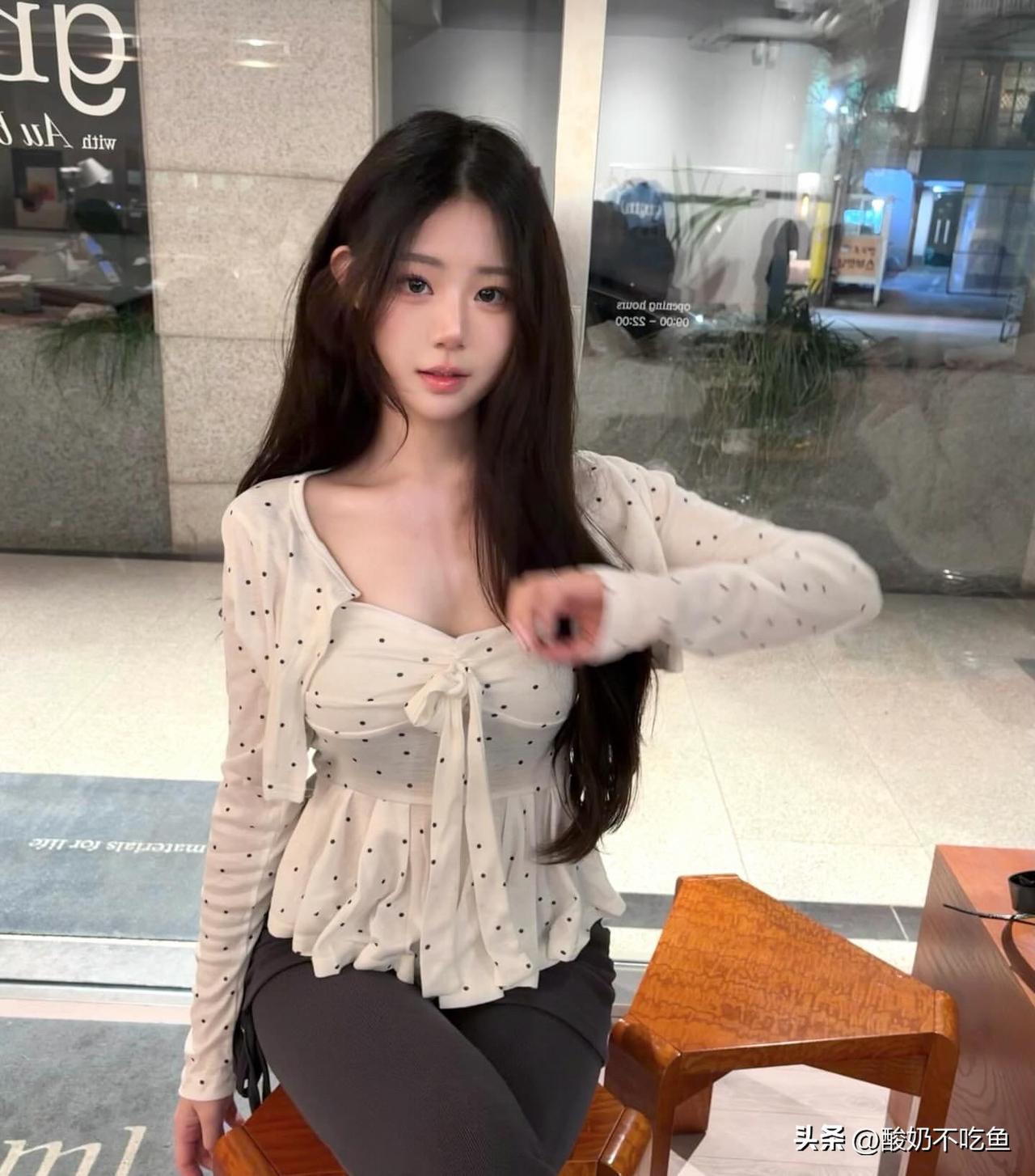 坐公交听见小朋友跟妈妈说：“我不想长大，长大要上班，上班会累成狗。”[大笑][大