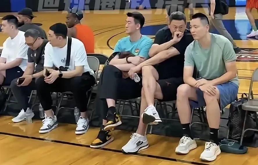 李楠和上海男篮主教练在聊什么呢，这么开心