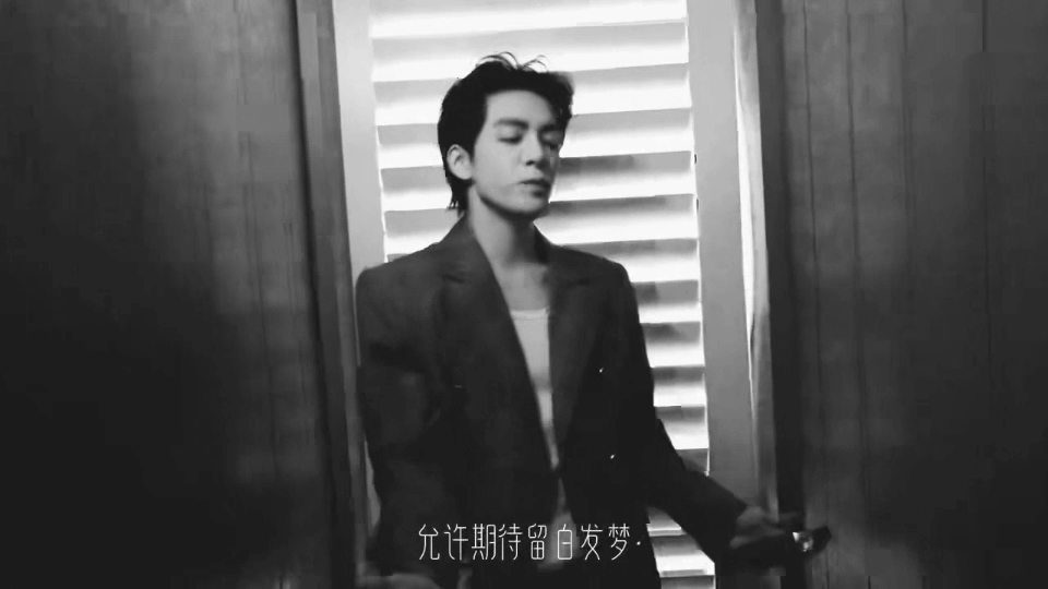 曾舜晞在衣帽间手搓打歌 没有正式舞台的灯光，他自己就是光。唱得投入，演得自然，连