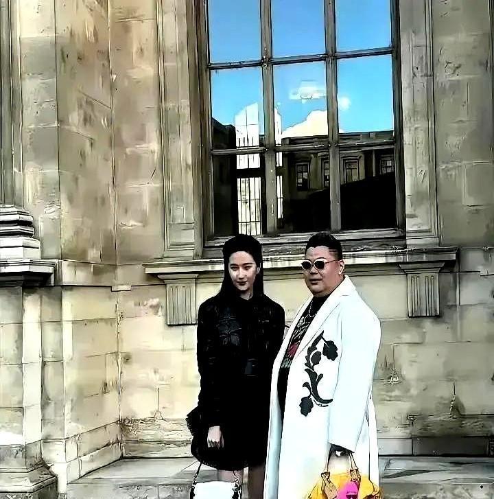 刘亦菲在巴黎被街拍,当天她风衣配球鞋走得松弛,真正抢镜的是旁边那只喜马拉雅鳄鱼皮