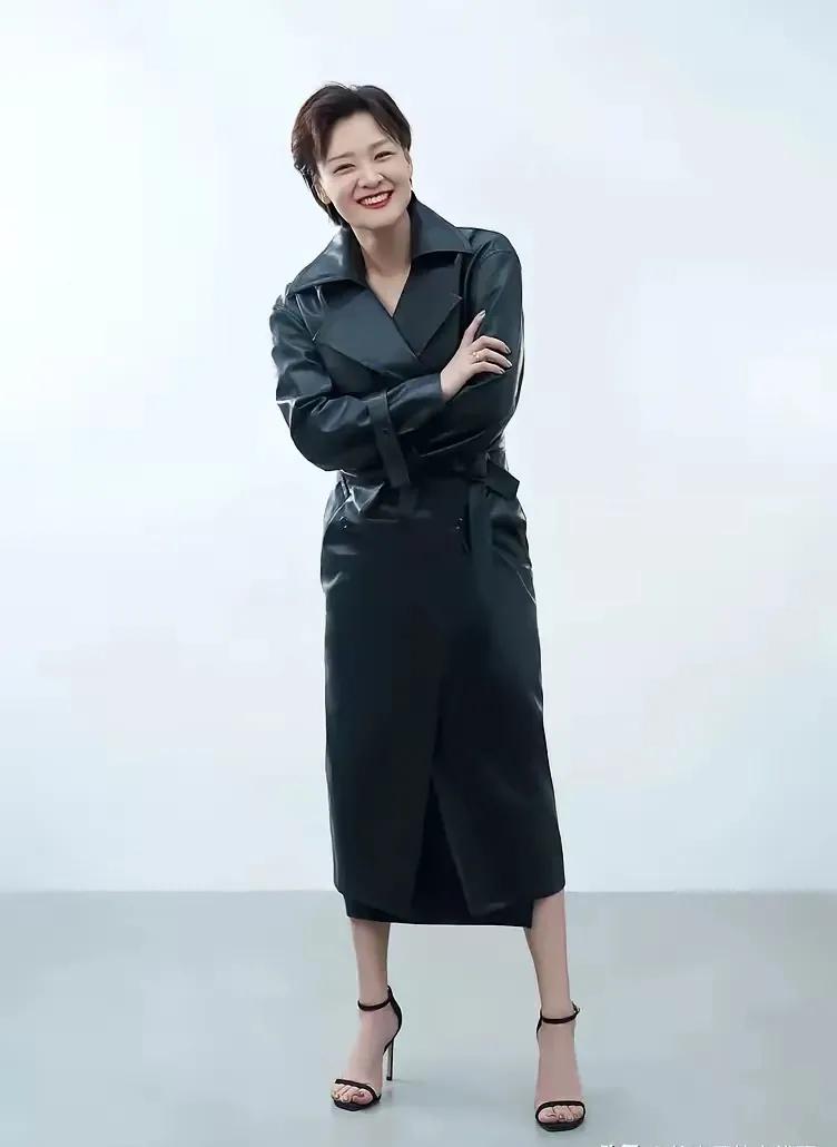 李小萌休闲中好美啊，看惯了她主持的严肃面孔，原来生活中更美啊！