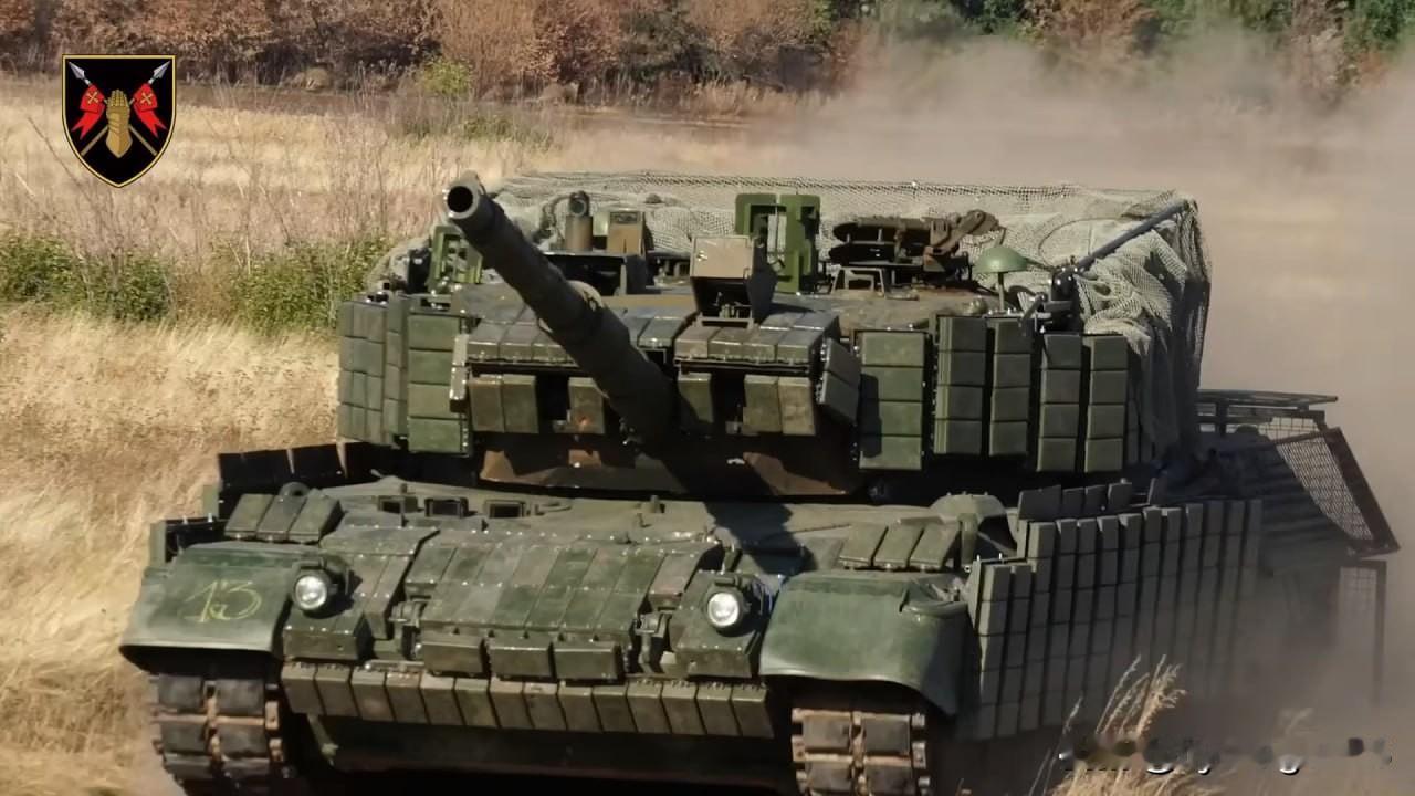 🇺🇦装满了动态防护“Контакт-1”和格栅的豹1A5坦克，属于乌克兰武装