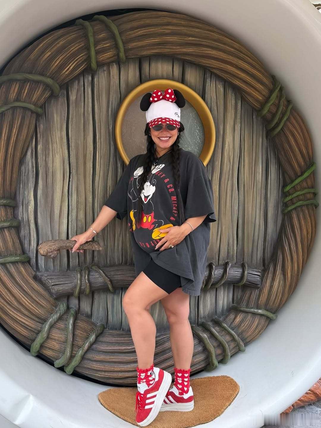 Vanessa Hudgens凡妮莎哈金斯晒新私照，又到迪士尼遛娃去了 ​​​