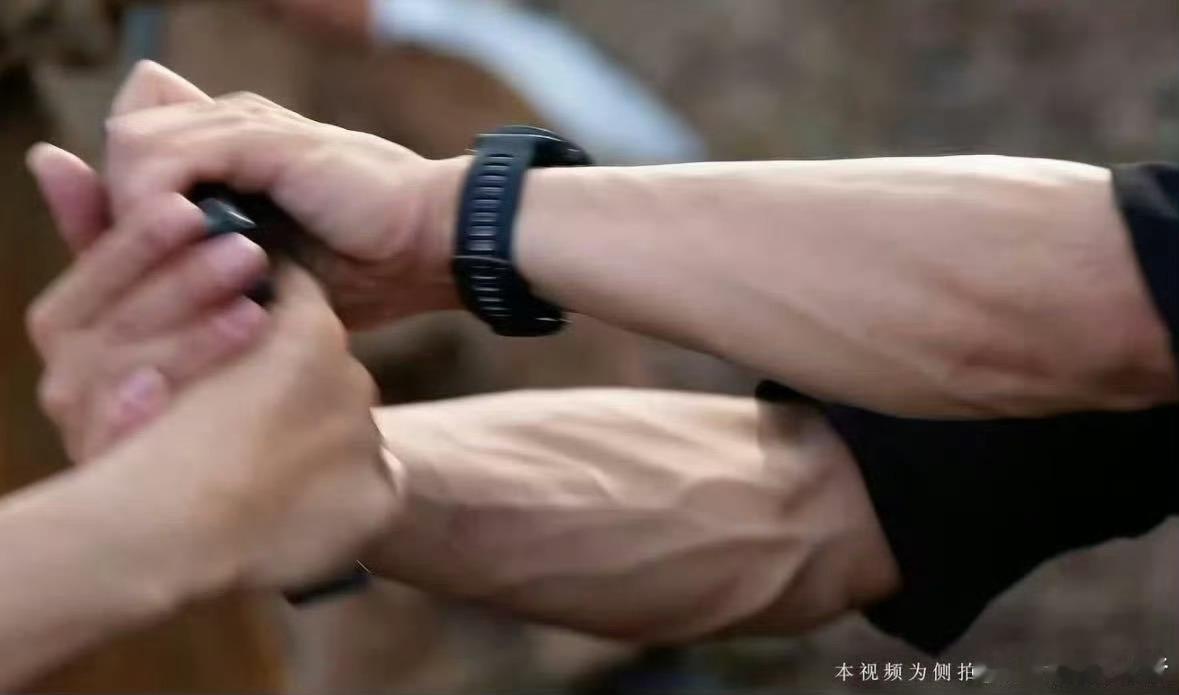 丞磊手臂青筋谁懂啊，丞磊这段侧拍花絮简直是“手臂粉”的视觉盛宴！发力瞬间，青筋清
