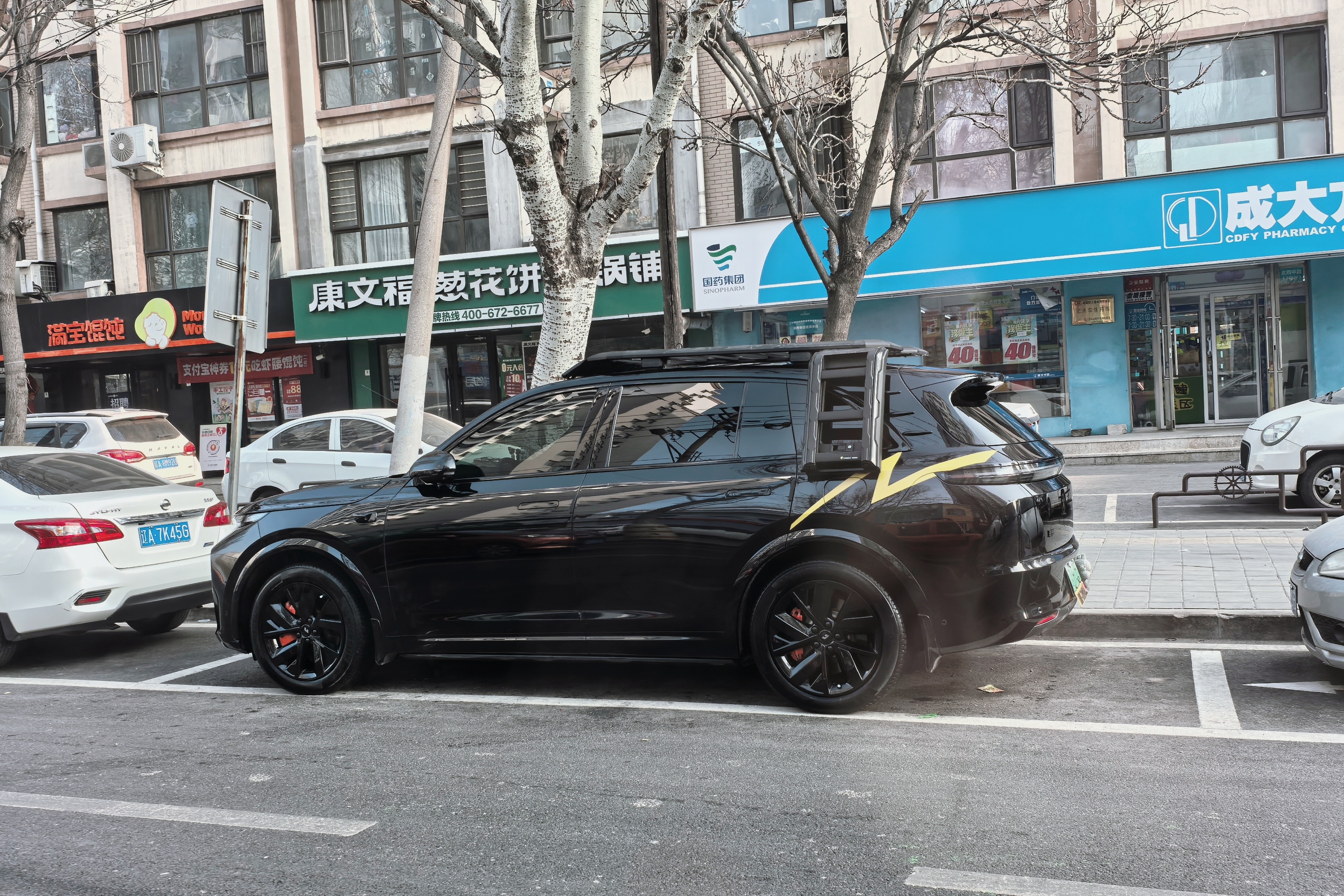 也不是所有SUV都适合改这种行李架和爬梯…… 