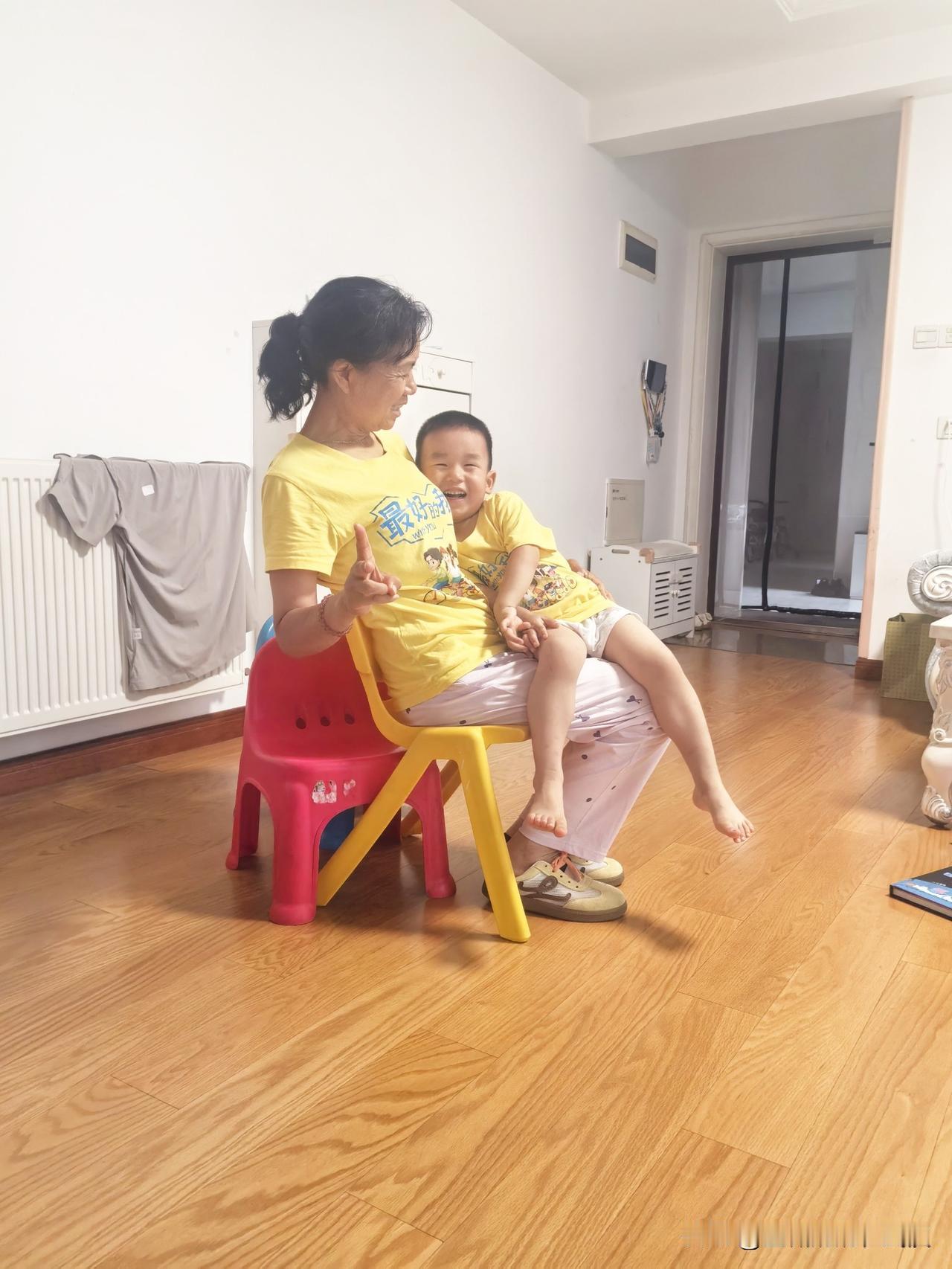 我家大宝小柚子生病发烧了。

昨天下午从幼儿园回来，我感觉小柚子眼神迷离，用手摸