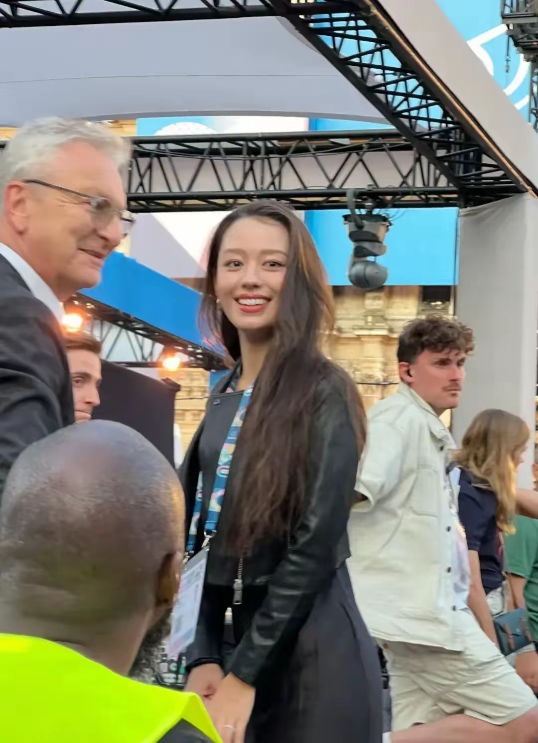 有网友在巴黎偶遇吉娜，没滤镜她五官不算漂亮，身材平平算不上“有料” ​​​