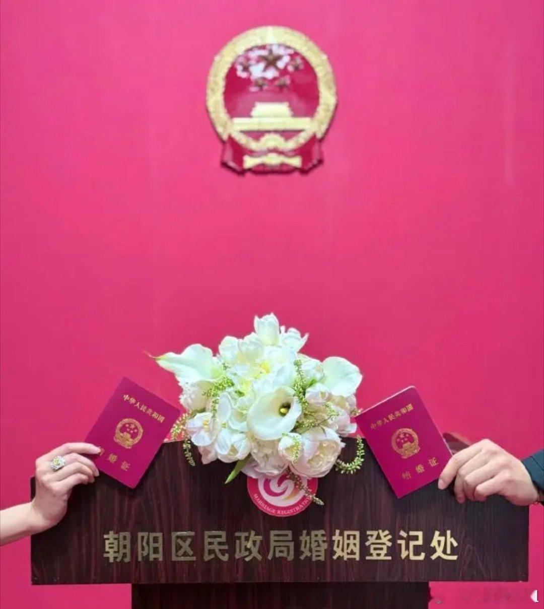 李纯手上的戒指2025年10月2日，李纯和马頔官宣结婚，李纯晒出的领证照中，其手