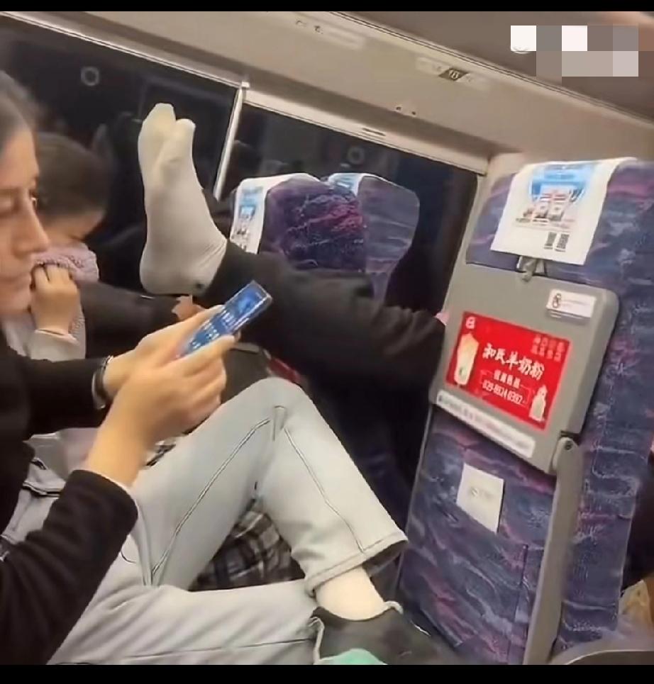 高铁上的一幕：男子把脚伸到后排乘客脸上。。。高铁坐姿 高铁脱鞋女 高铁脱鞋风波