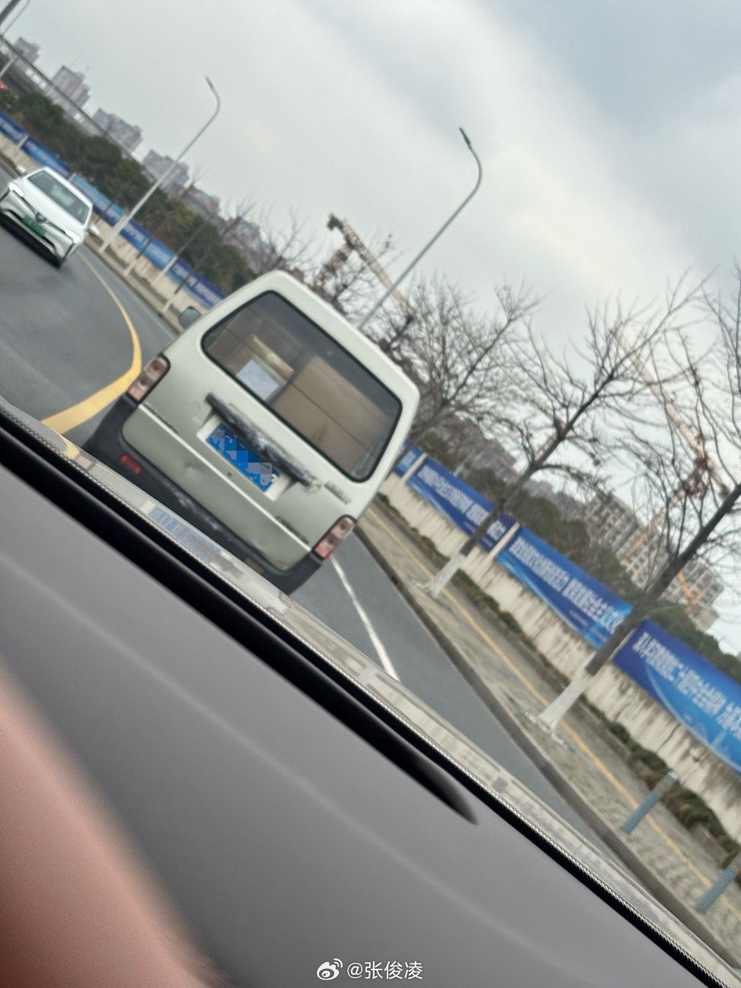 在上海遇到一辆在奔波的五菱之光，保养得很新很干净，但也能看到很明显岁月的痕迹，老