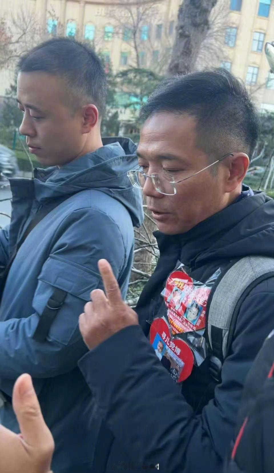 2006年，大半夜的，孩子才八个月大，被人闯进家门，从奶奶怀里硬生生抢走，这得多