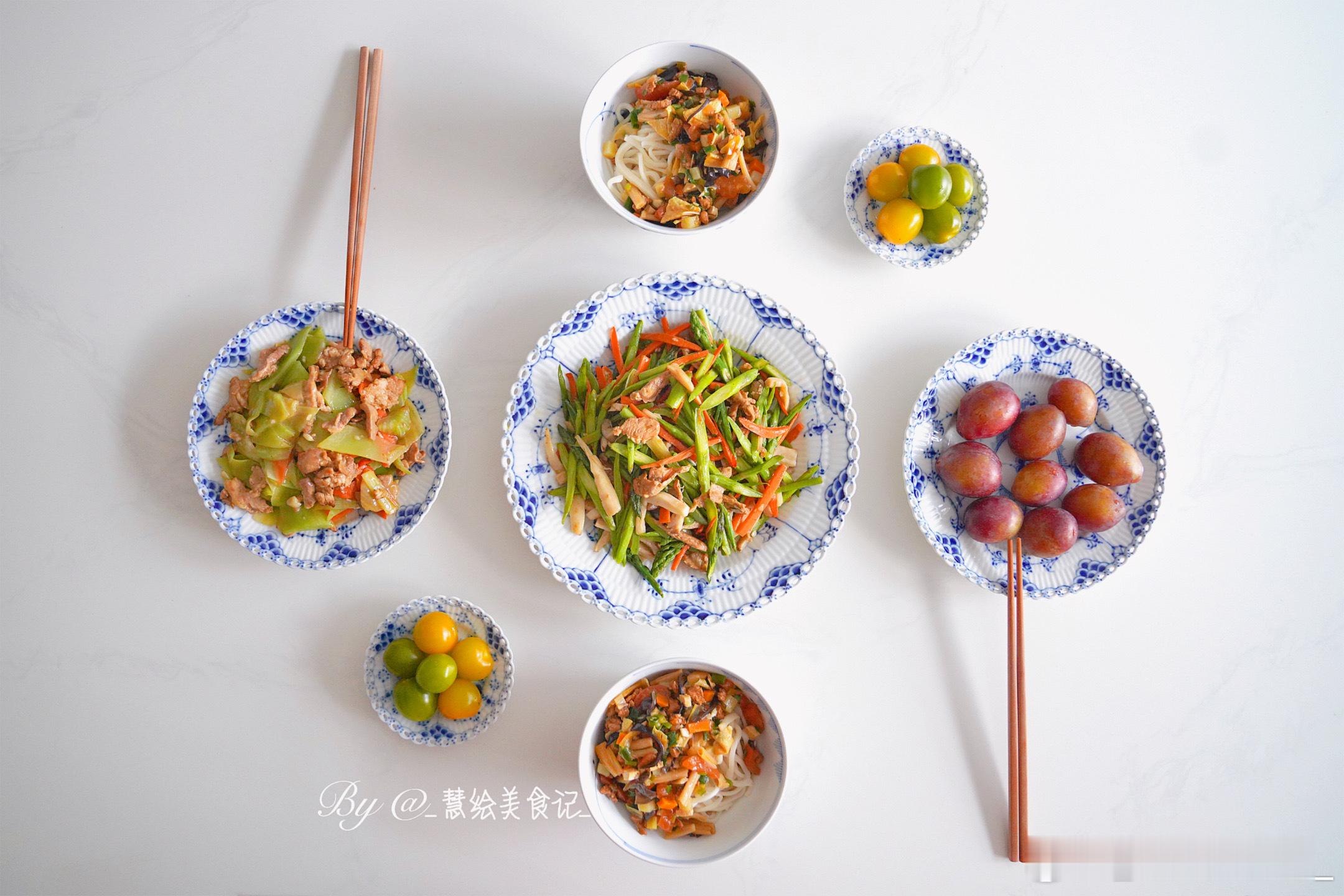家常晚饭~莴笋炒肉、杏鲍菇胡萝卜炒芦笋、臊子面、小番茄、西梅~周末愉快[给你小心