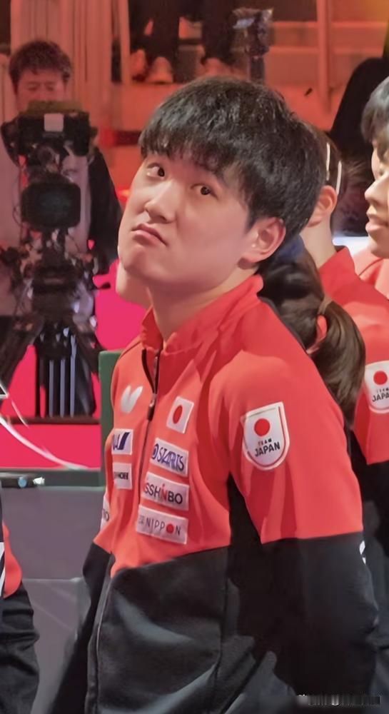 成都混团最难运动员当属张本智和了吧？
后来才知道，他爸妈都是四川人，但他选了代