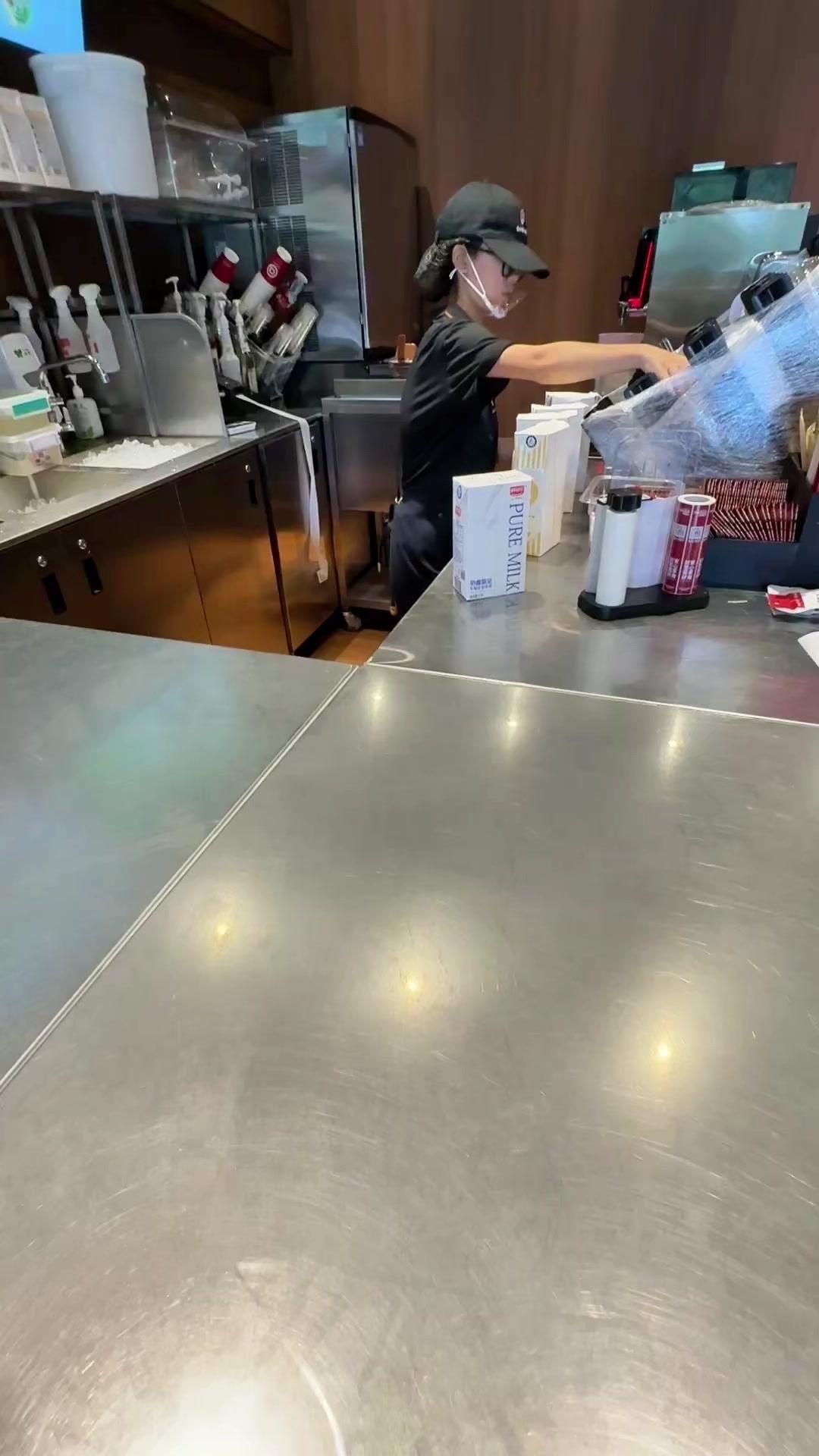 🍜路过老店随手拍，老板手脚利索到惊人，出餐全程行云流水没半点拖泥带水，现做的小