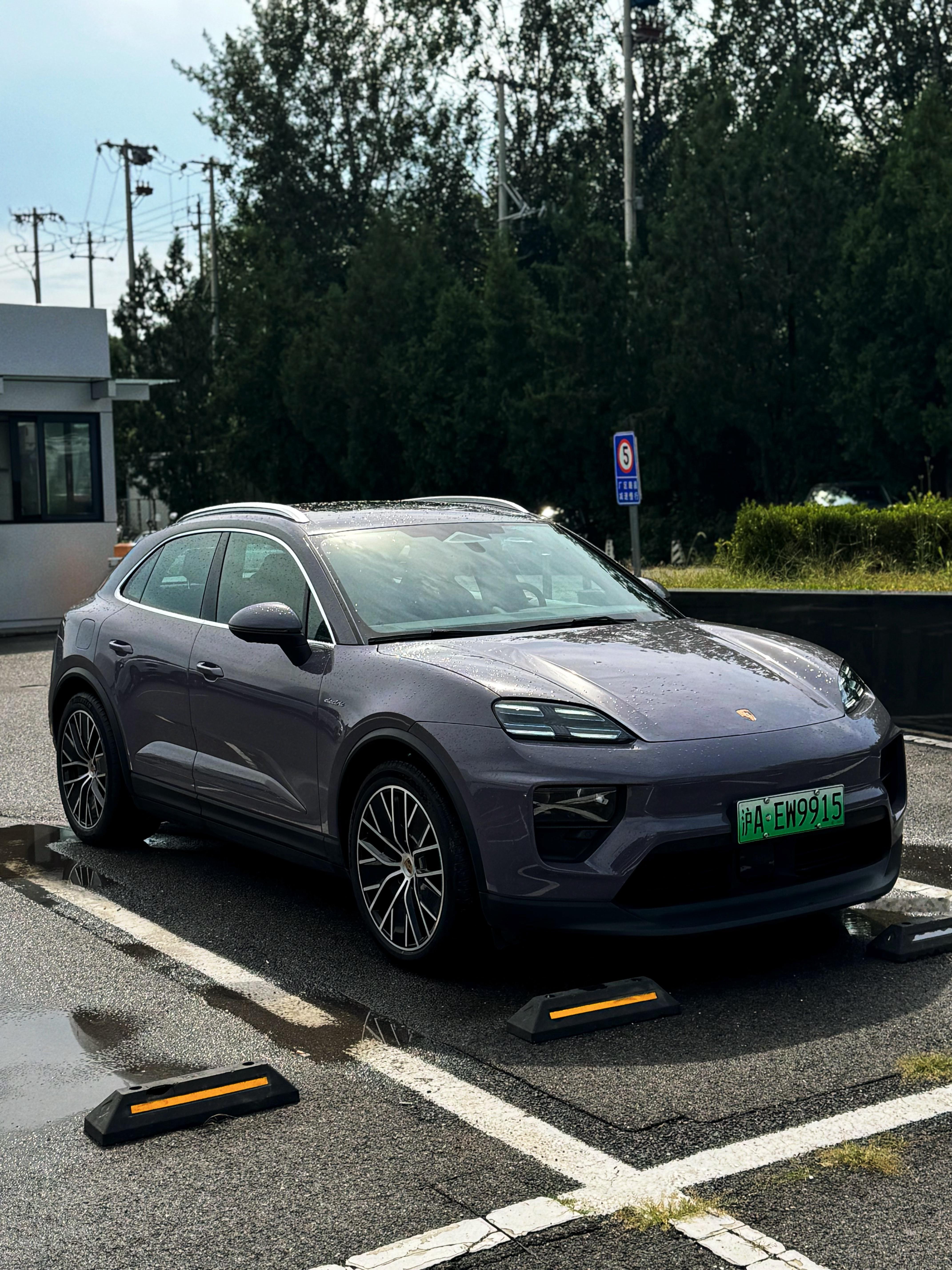 拿了台保时捷Macan 4，开始这周在北京的工作。要签一些很贵很贵的保密协议，然