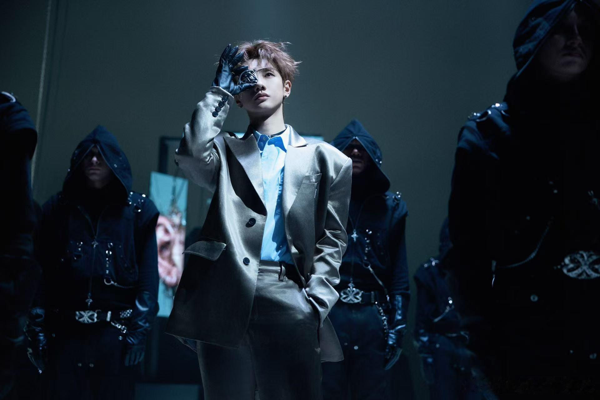 汪苏泷就要活得不懂艺术MV上线 单曲的旋律本来就很抓耳，搭配上新释出的MV直接氛