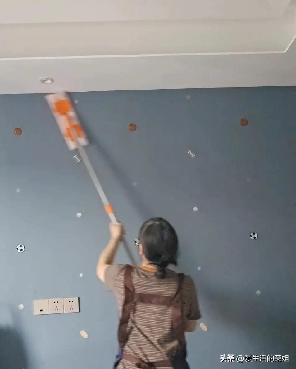 开直播最怕的就是被熟人刷到，尤其是老家的亲戚、村里的乡亲，实在是难为情。

我白