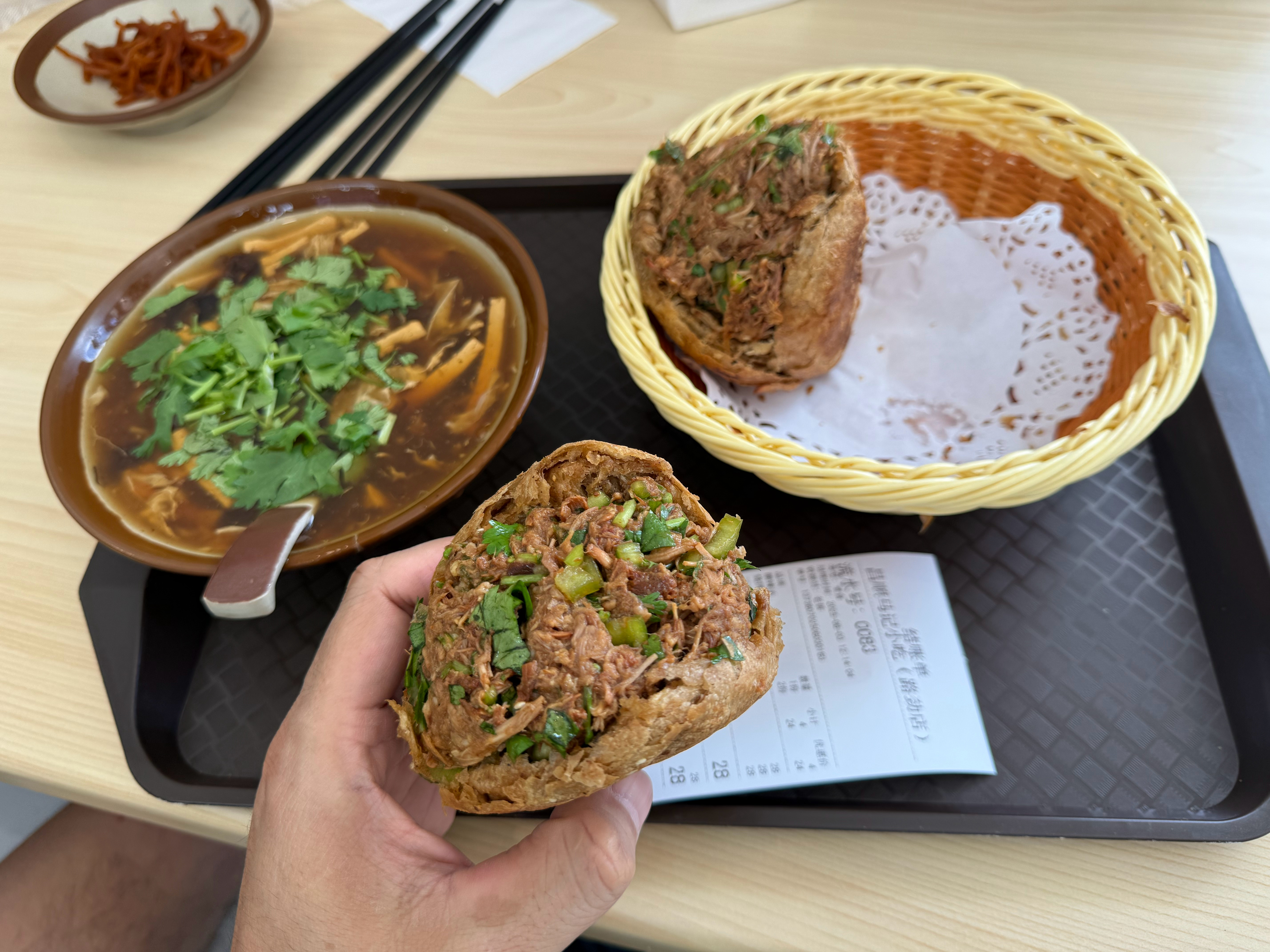 好久没吃马记烧饼了[笑cry]，满足感爆棚，晚上撸铁消耗掉[笑cry] ​​​