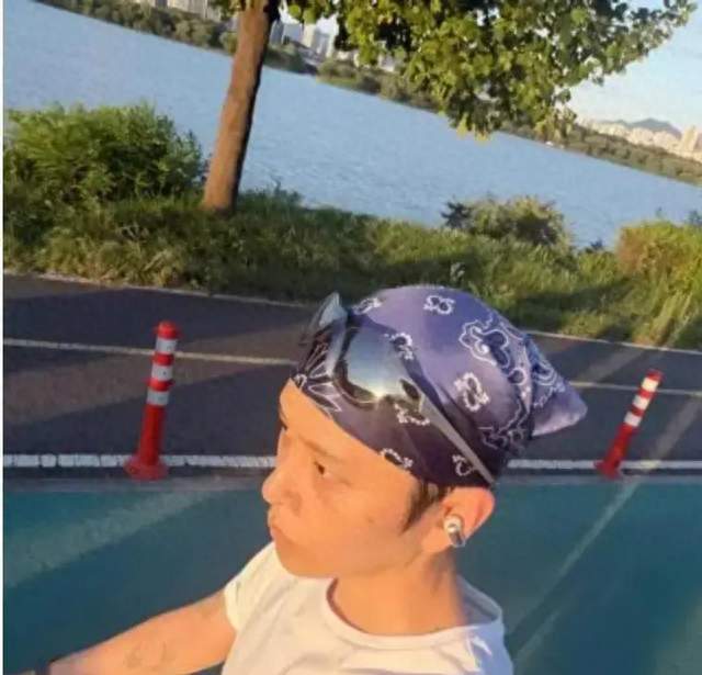 龙俊亨近照被批“精气耗尽”，网友吐槽：泫雅男友都逃不过的魔咒
