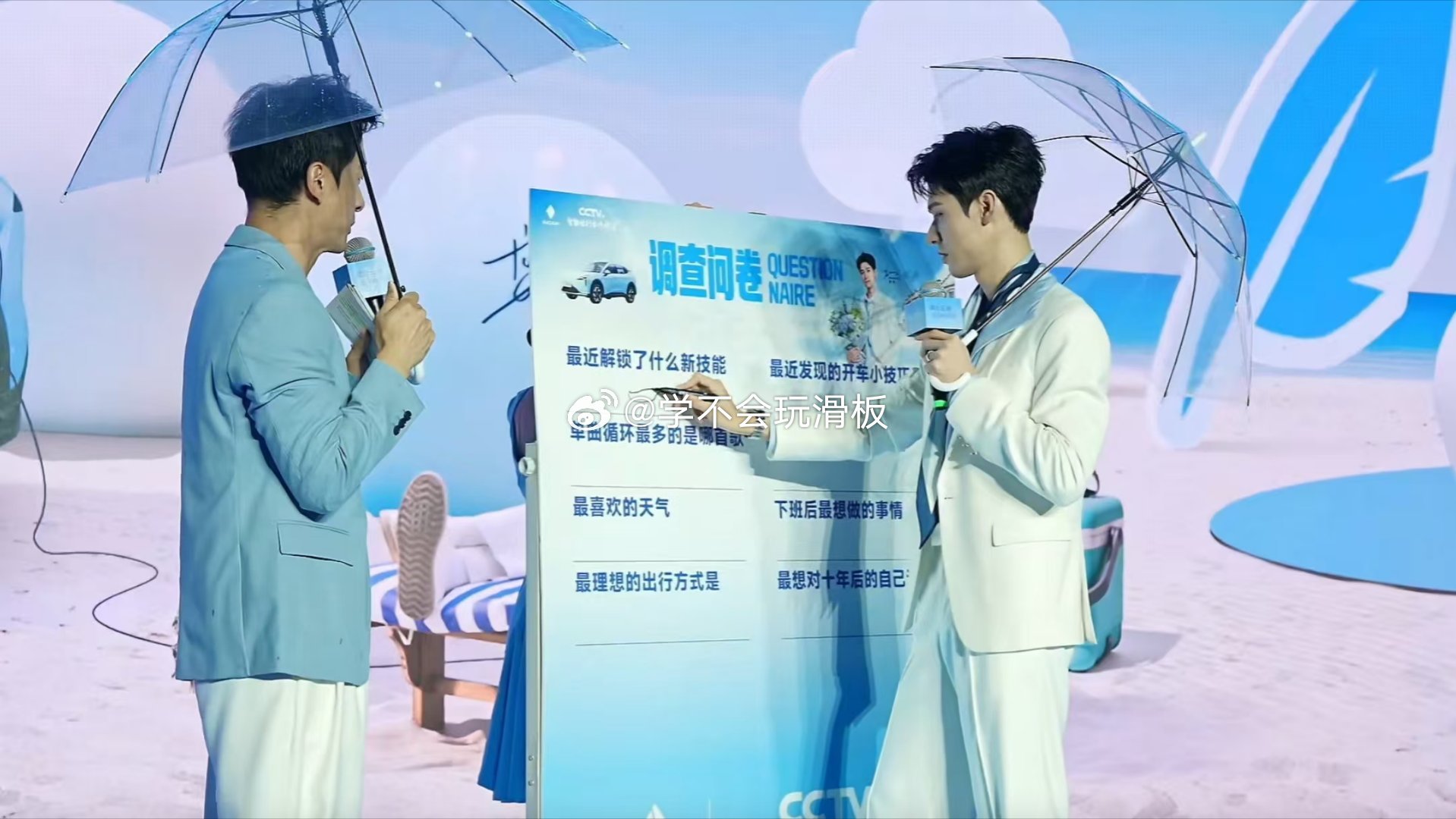 龚俊和鲨鱼玩偶三连拍甜度超标没想到在金华龚俊惊喜现身一场汽车私享会。龚俊惊喜现身