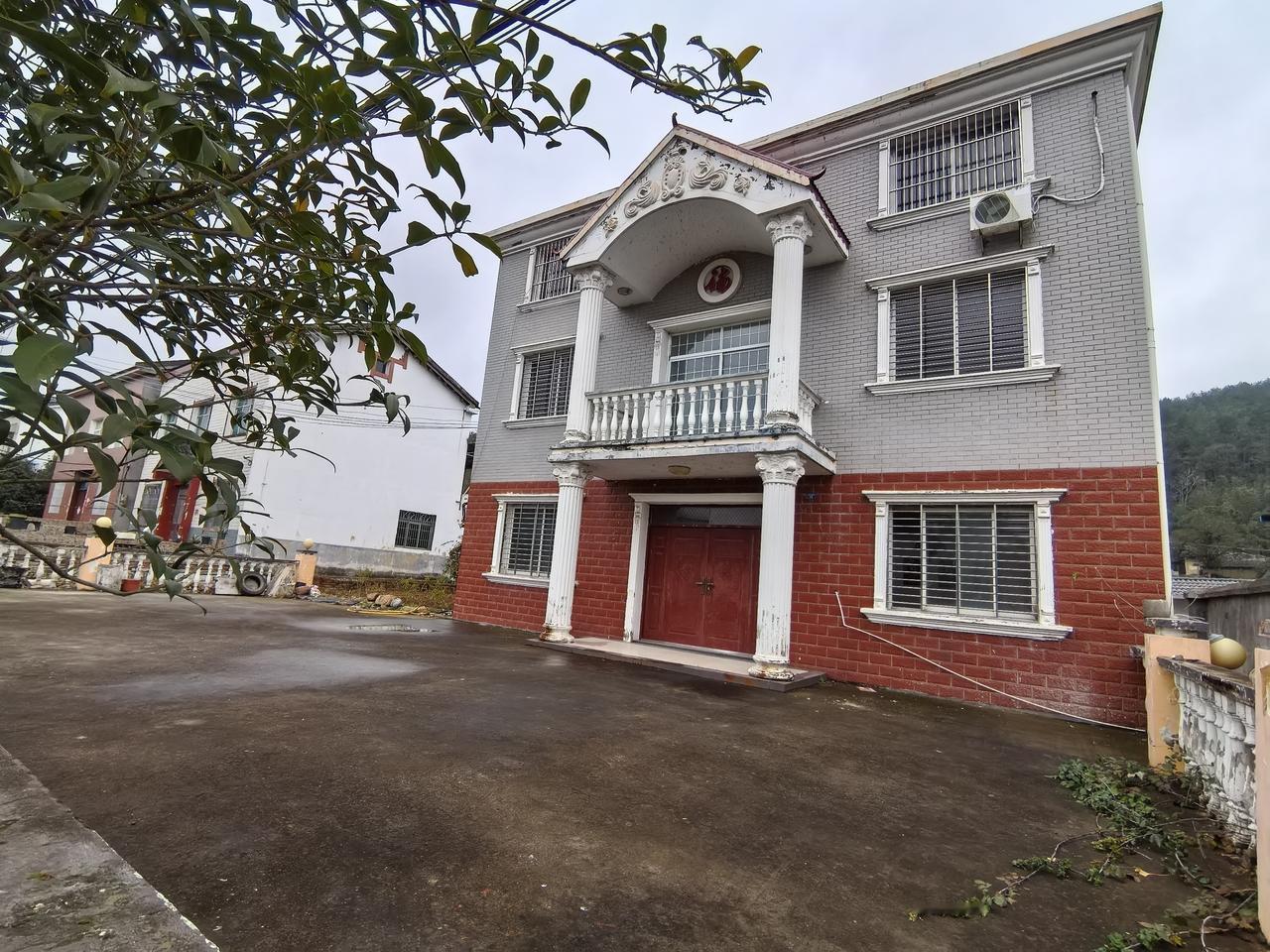 这个农家小院在夷陵区分乡镇旅游路边，是三间三层的，实际面积500多平，室内按照农