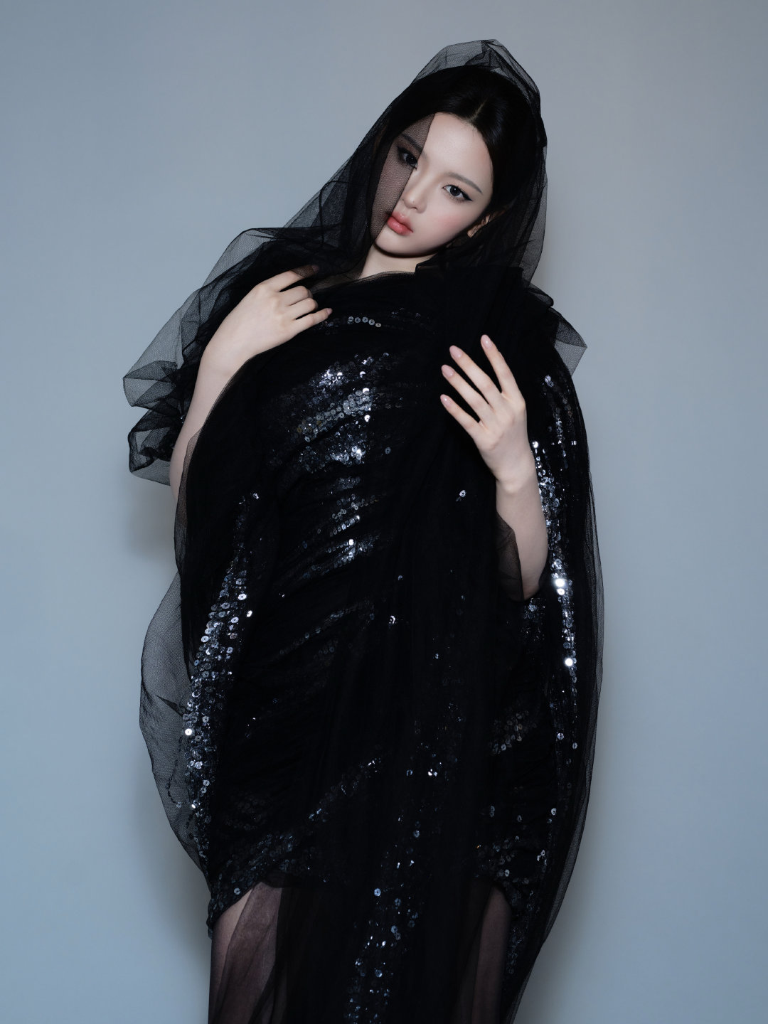 杨超越｜巴黎时装周看秀造型出图，身穿Balenciaga 2021秋冬高定，是第