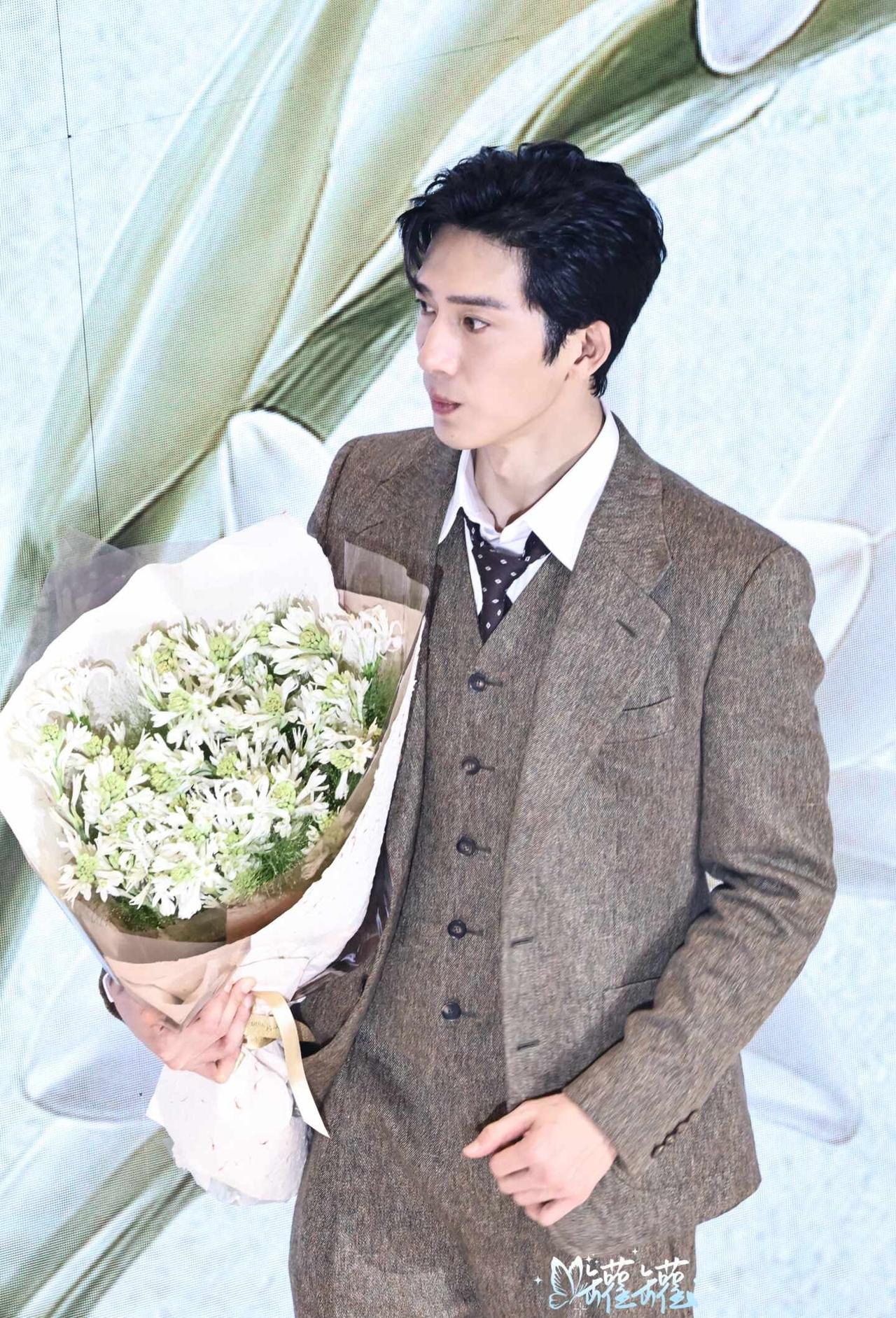 花在手中，光落在眉眼间
井柏然 井柏然馥郁满铺品牌代言人 馥郁满铺 井柏然帅 井