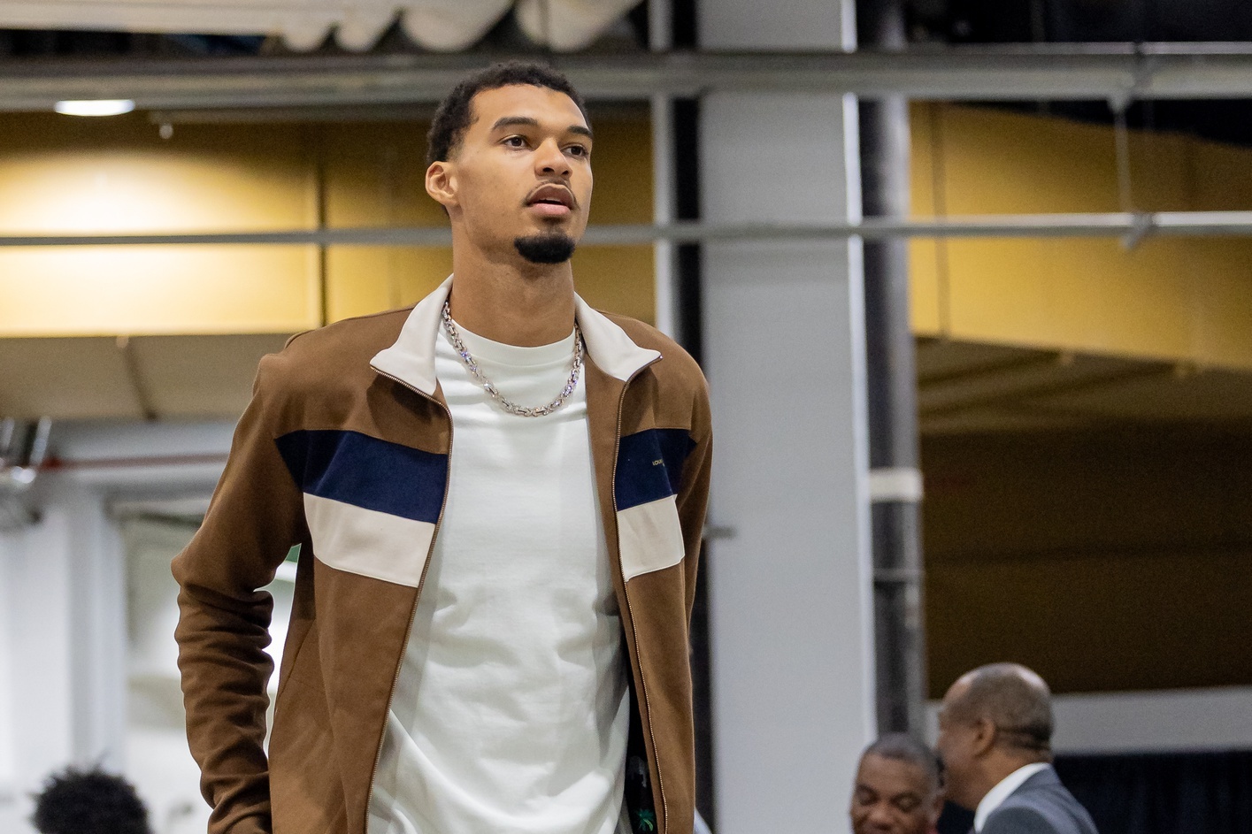 根据刺记的说法是文班还没有正式进行5v5训练，所以不打并不意外。