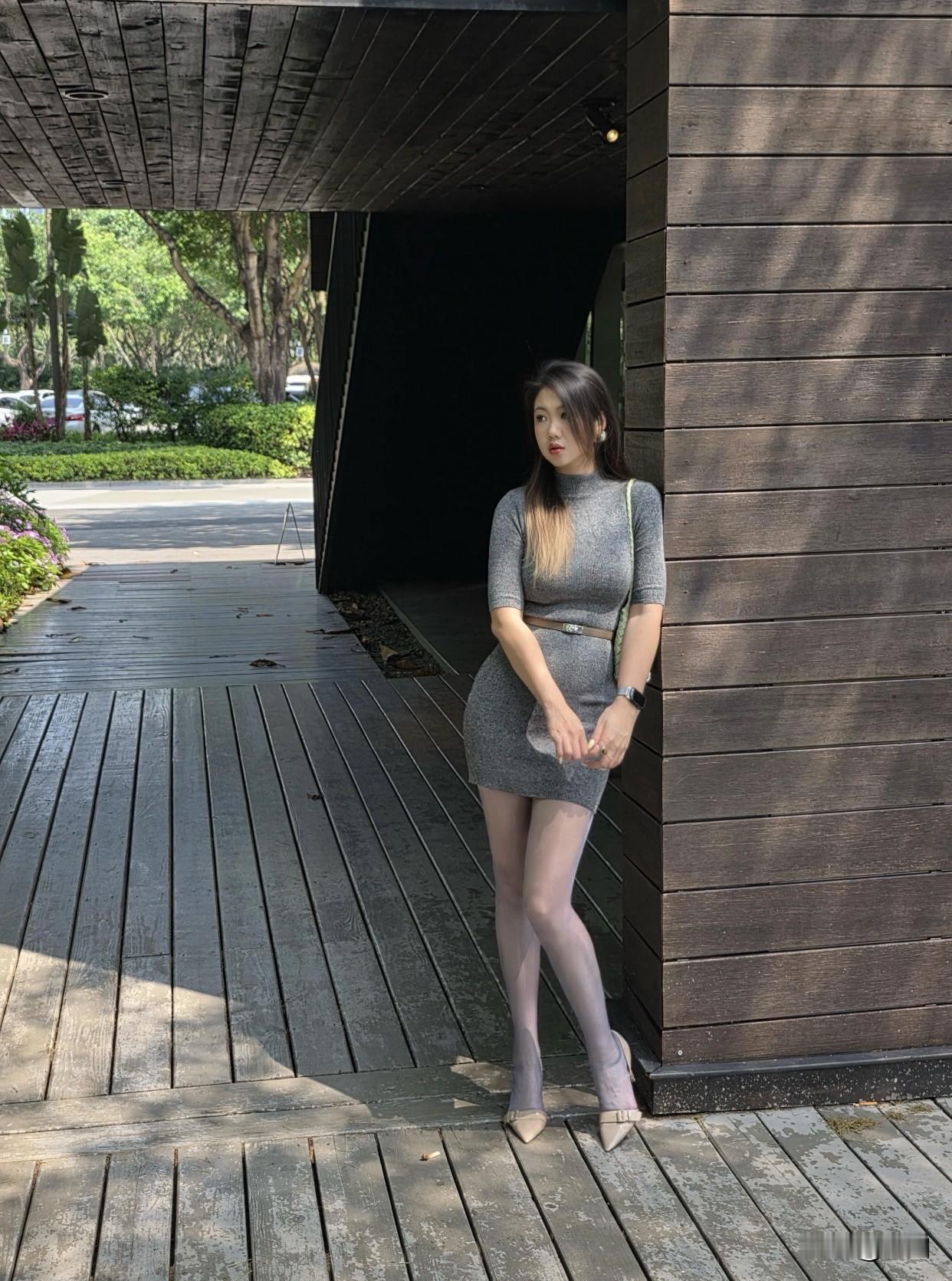 在穿搭上如何穿出高级感?玉人倚栏立，笑语入画来。