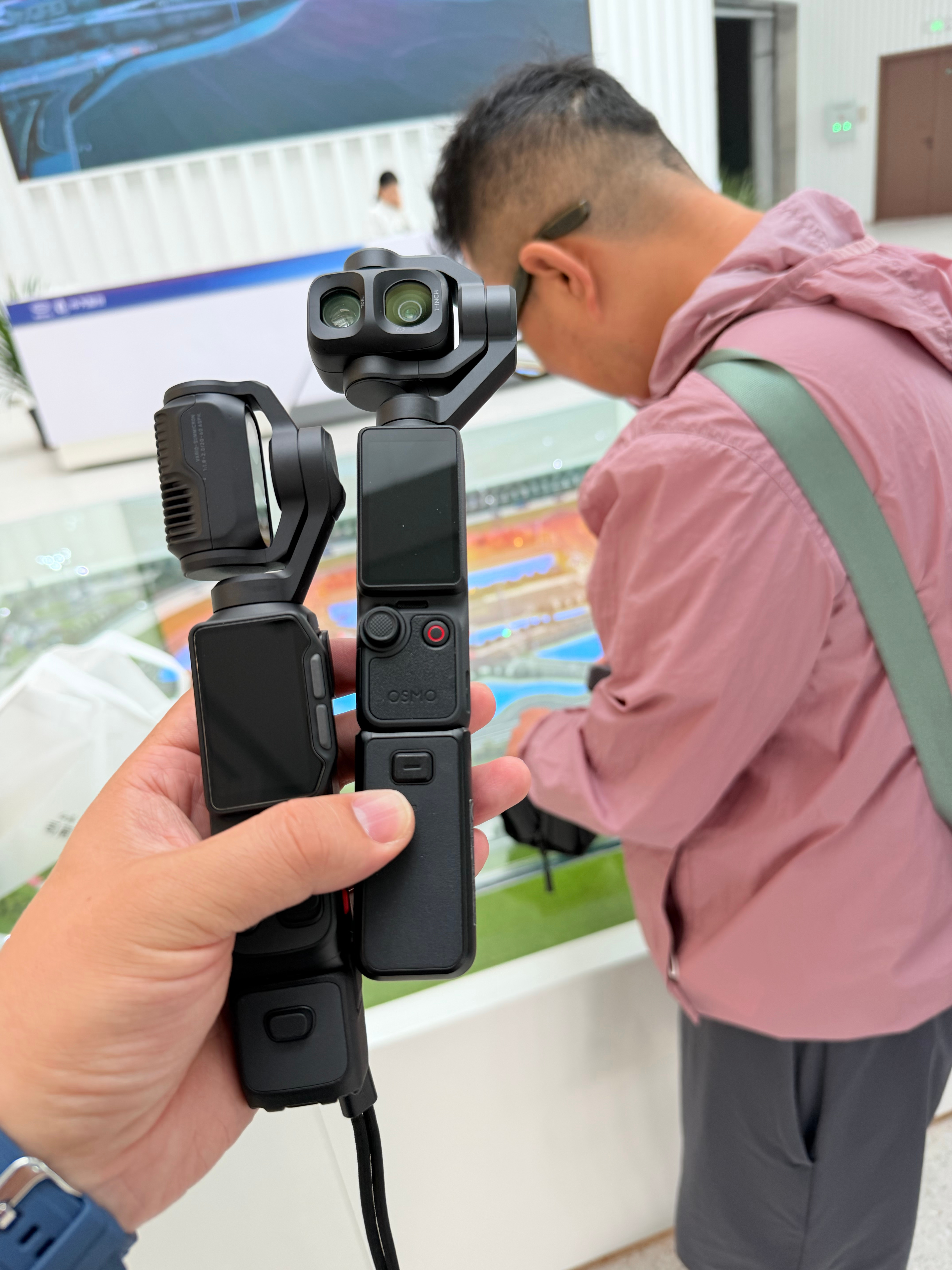 影石luna和pocket4pro拍摄现场偶遇话说大疆这个充电线是认真的吗？一个