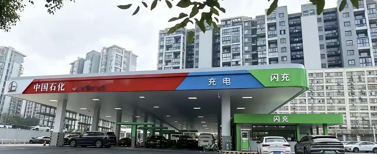 以后加油站格局以变，加油+充电+闪充！ 
