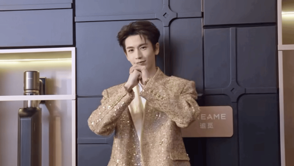 张凌赫非常感谢闺蜜 啊啊啊啊啊啊啊啊谁还没看过张凌赫苏州活动，嘴瓢喊闺蜜，感觉和