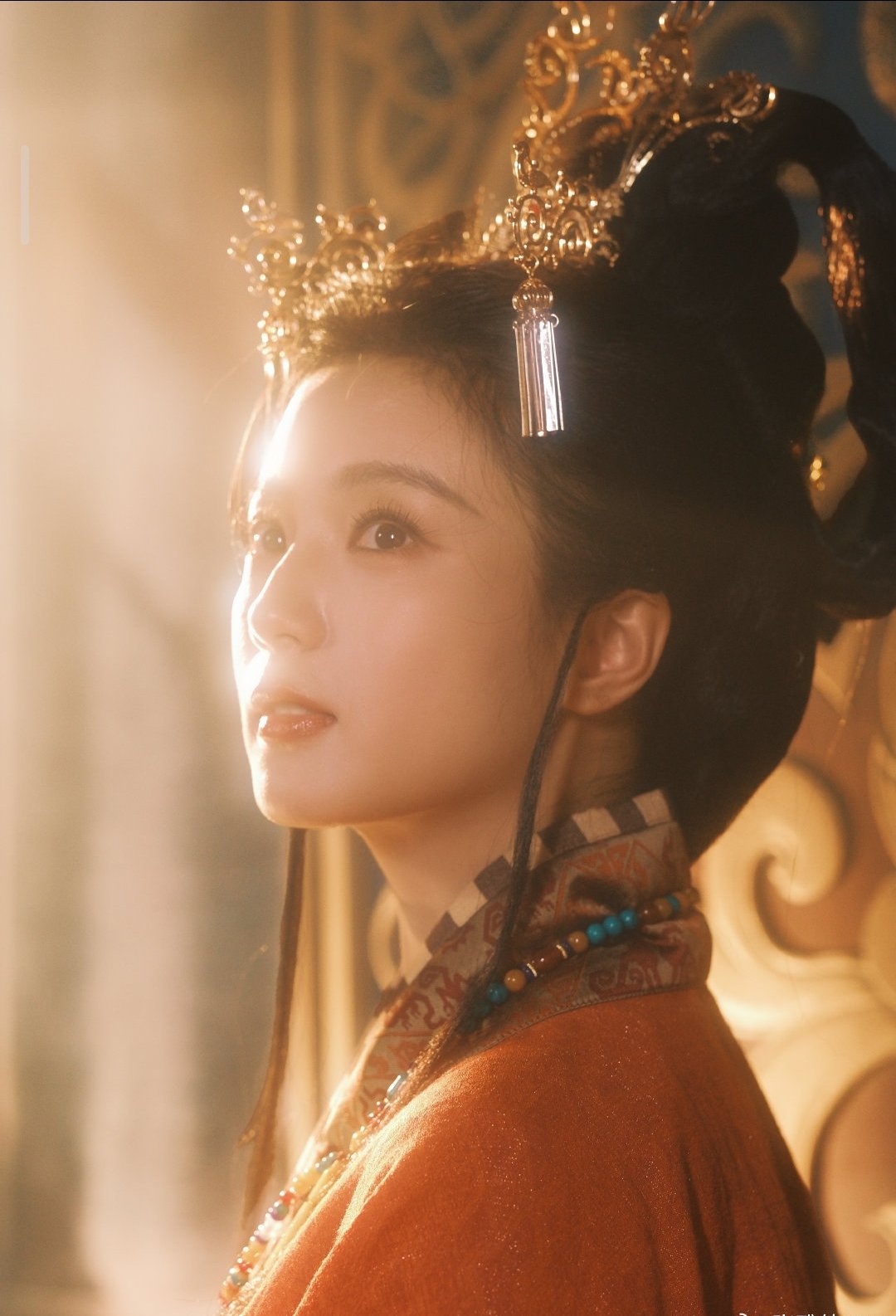  张雅钦 请把战国袍焊在身上 正红楚纹战国袍太绝！高髻金饰自带古画感，天选古人实