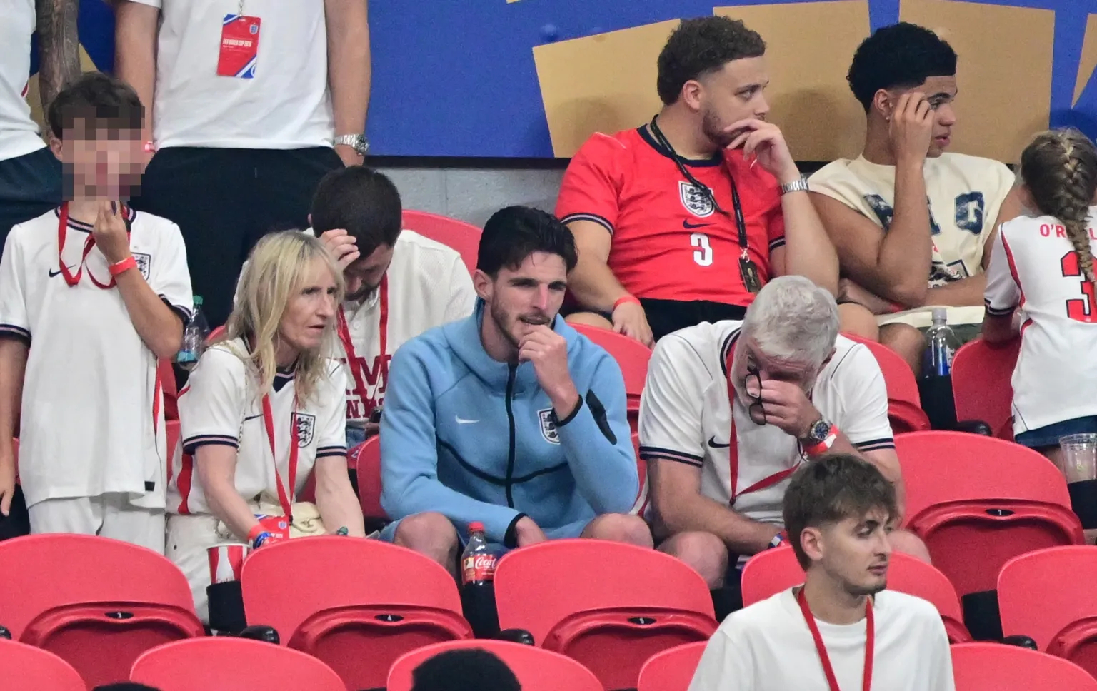 dec赛后和家人们抱抱decDeclan Rice appeared on th