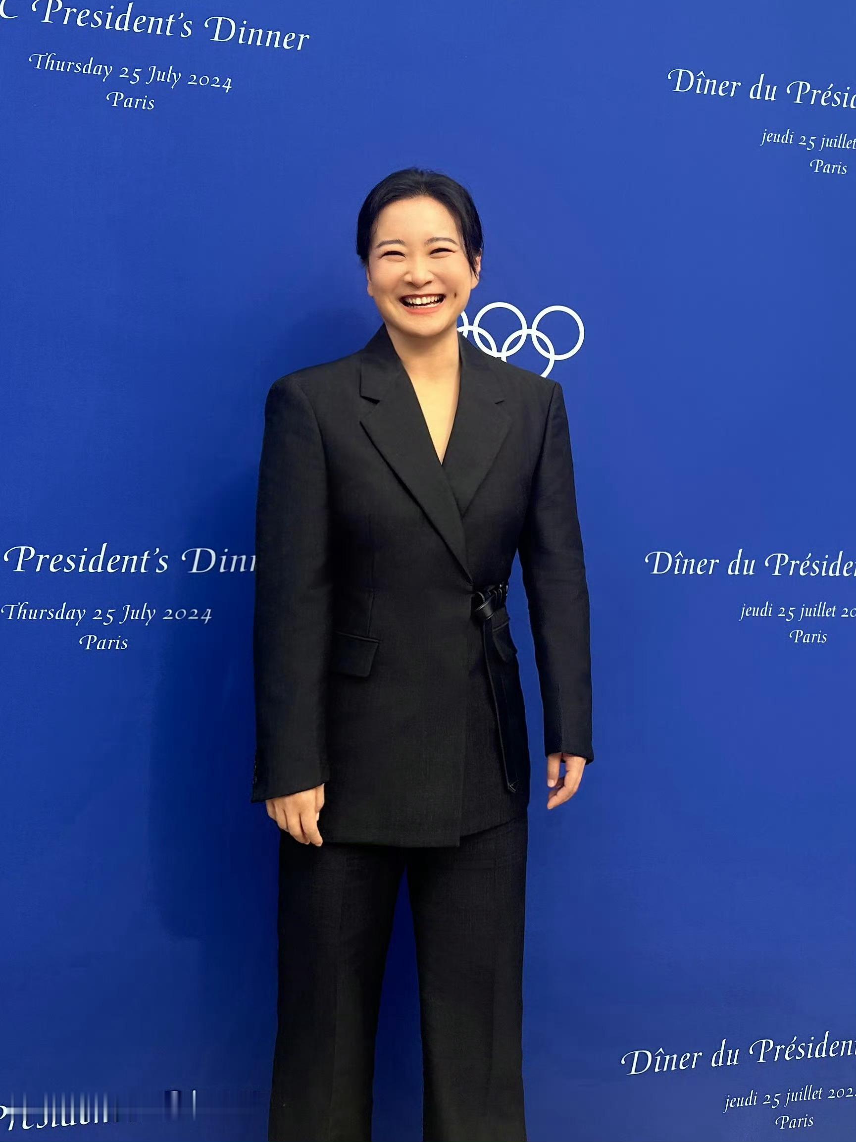 天呐！贾玲亮相国际奥委会欢迎晚宴的这两张图太好看了也！！！干净利落的西装特别有力