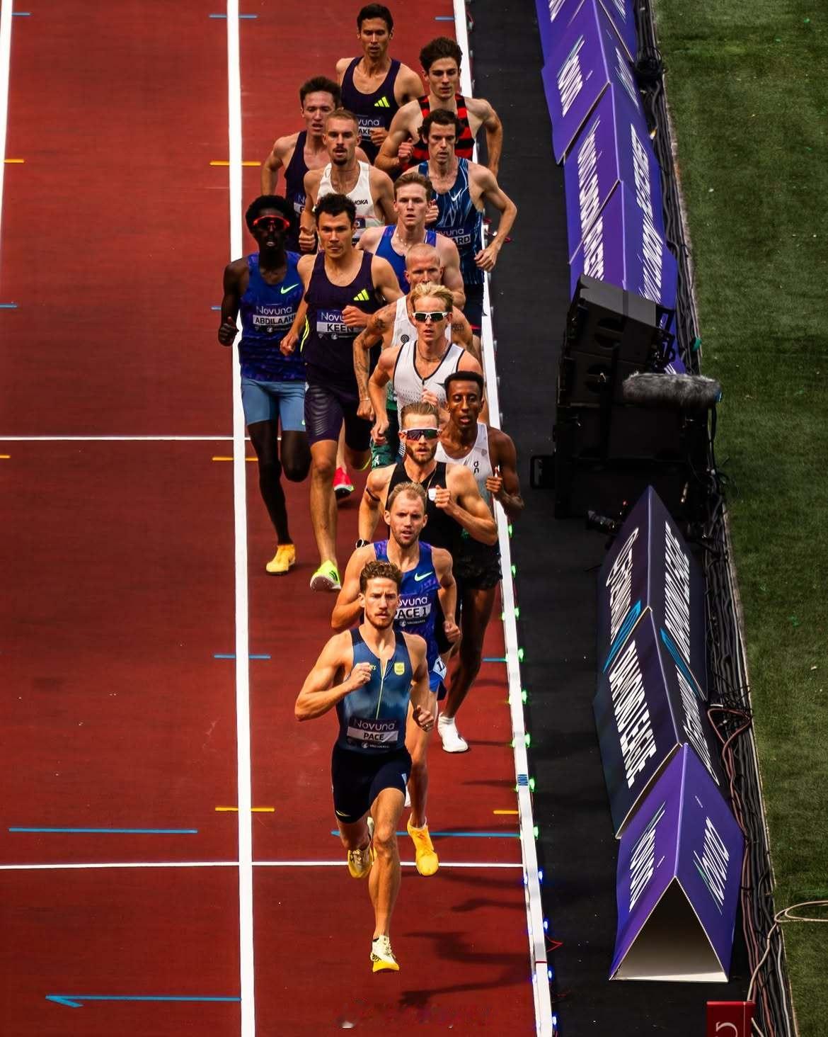 男子一英里世界纪录刷新→3:42.66一英里田径越努力越幸运跑步